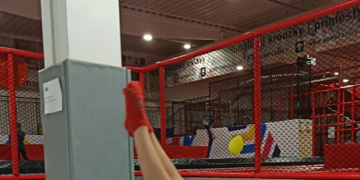 Nezapomeňte si obléct sportovní oblečení a pogumované ponožky (za 89 Kč vám je prodají přímo v areně).