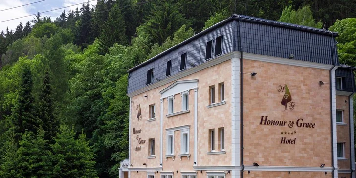 K hotelu patří zahrada, ve které je kouzelné posezení. 
