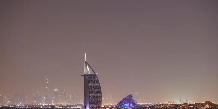 Z hotelu budete mít výhled na světoznámou plachetnici Burj Al Arab.