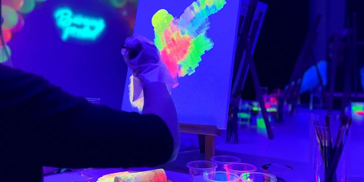 Malování ve tmě se provádí fluorescenčními barvami a za jedinečných světelných efektů.