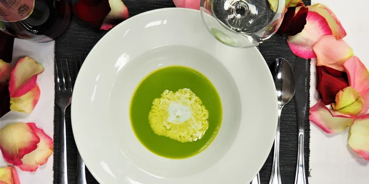 Polévka: hráškový krém, smetanová espuma