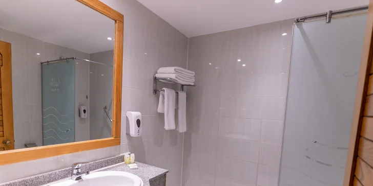 Součástí každého pokoje je i vlastní koupelna. 