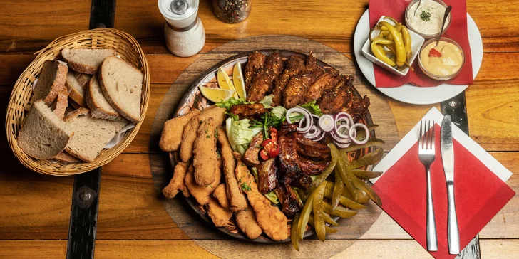 Talíř plný masa v restauraci-mučírně: křídla, žebra i mix smažených řízků až pro 4 osoby