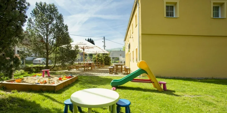 Vaše dítka se vyřádí v herně i na venkovním hřišti se skluzavkou, houpačkami a pískovištěm.