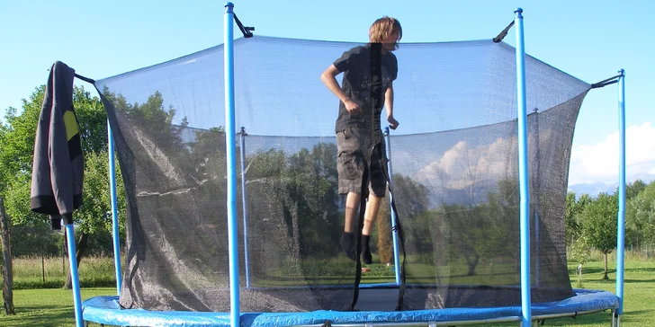 Děti se zabaví na trampolíně a dospělí možná taky neodolají.