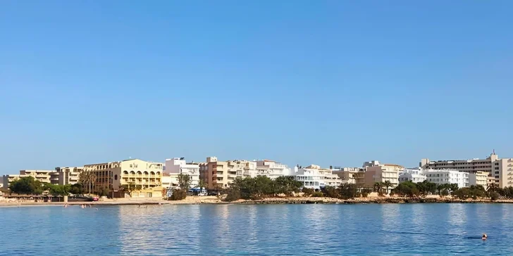 Vyrazte na výlet třeba do blízkého přístavního městečka Porto Cristo s Dračími jeskyněmi (cca 6 km). 