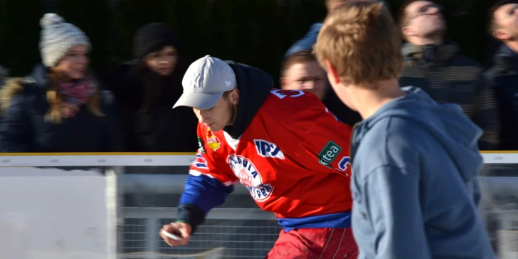 Na ledu si užijí zdatní sportovci i malé děti.