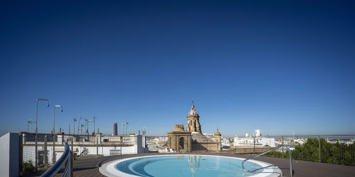 Počas horúcich sevillských dní určite oceníte možnosť ochladiť sa v menšom strešnom bazéne alebo relaxovať na ležadlách s panoramatickým výhľadom.