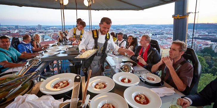 Zvolit můžete obědové nebo večerní menu. A pokud máte nějaké alergie či jiná omezení, dejte o nich vědět předem, aby vám kuchař mohl vyhovět.  