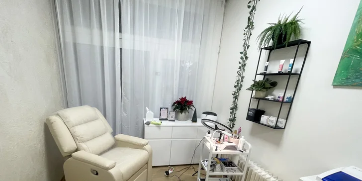 Klasická pedikúra kombinuje suché i mokré ošetření, úpravu nehtů a peeling pro zjemnění pokožky. Celý rituál zakončí vyživující krém.
