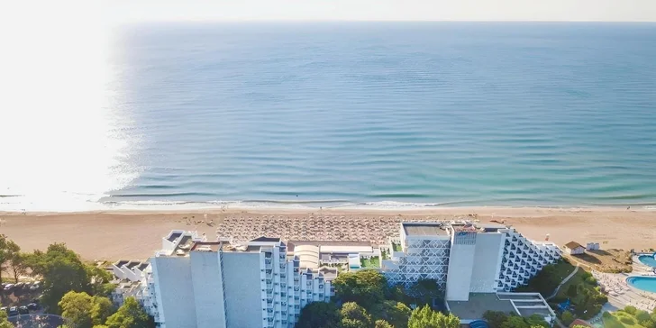 Dovolenou vám zajistí CK Fischer. V ceně máte jak ubytování se stravou, tak letenky a transfery na hotel. 