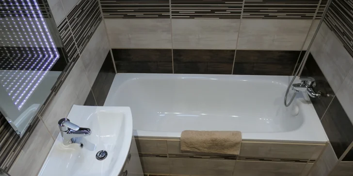 K apartmá patří i koupelna s vanou. 