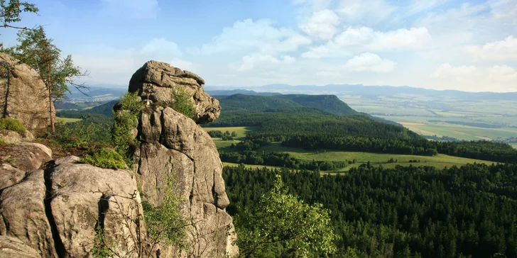 Vydejte se třeba na některý ze tří vrcholů Koruny polských hor, kterými jsou Orlica (1084 m n. m.), Szczeliniec (919 m n. m.) a Jagodna (977 m n. m.). 