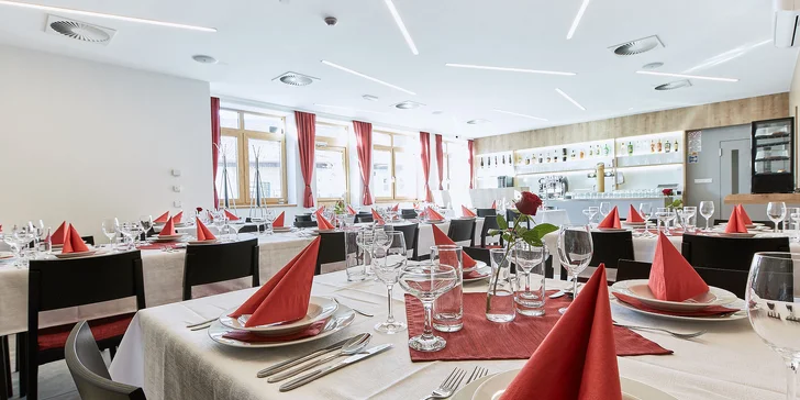 Snídaně se podávají v restauraci přímo v penzionu.