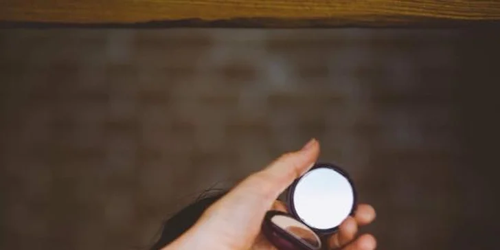 Během tříhodinové proměny vás čeká hýčkání pleti, vlasový styling a profesionální líčení.