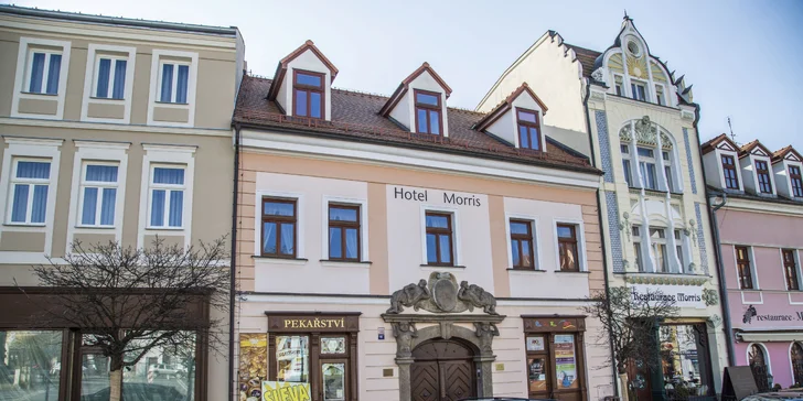 Hotel Morris stojí přímo na náměstí, vznikl propojením tří starobylých domů.