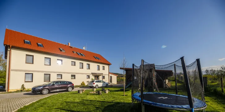 Za hezkého počasí mohou děti využít malé hřiště.