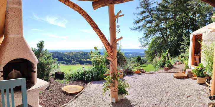 Tohle obydlí stojí na samotě a nabízí překrásný výhled Podkrkonoší. 