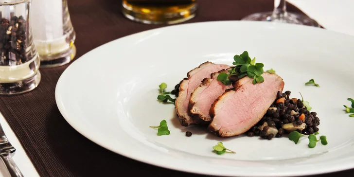 Kachní roastbeef podávaný na čočce beluga, řeřicha