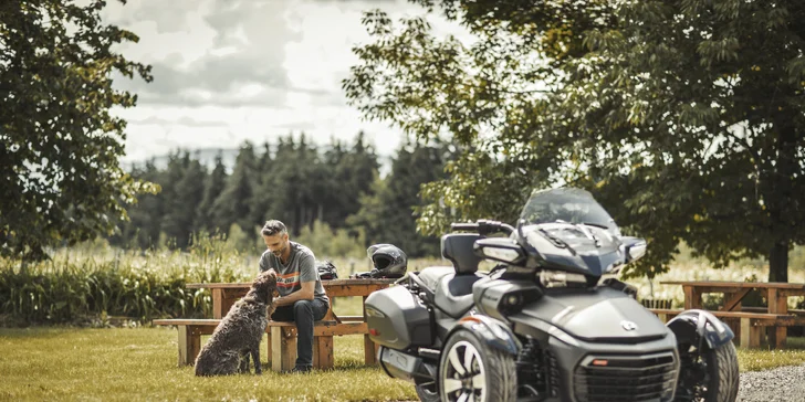 Can-Am Spyder má velké množstvím úložných prostor, do kterých se vejde vše důležité na pořádný výlet.