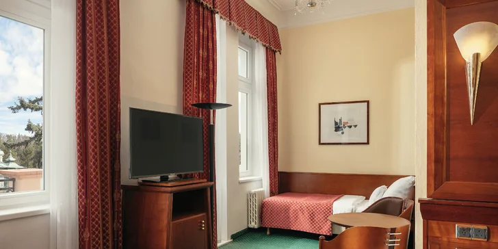 Najdete tu minibar, satelitní televizi, dostatek úložného prostoru i toaletní stolek. 