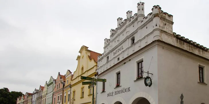 V těsné blízkosti Bílého koníčka je parkoviště s 10 parkovacími místy. Parkovné je za příplatek 150 Kč na noc.