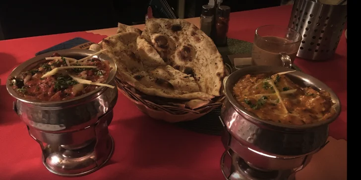Také u hlavního chodu máte možnost výběru - podává se kuřecí tikka masala nebo korma. 
