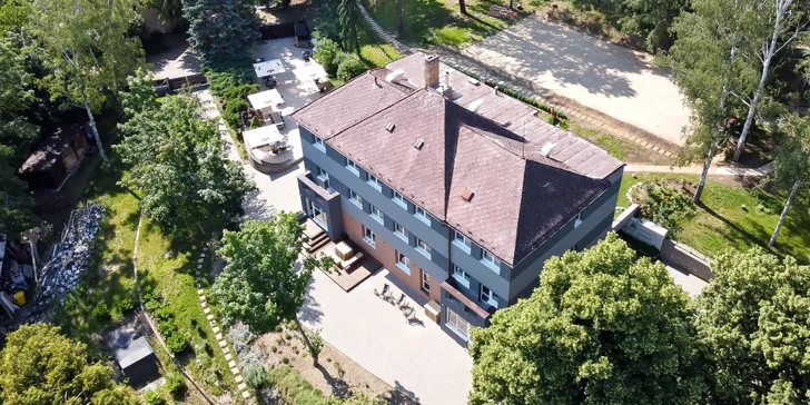 Okolí se dá poznávat na kole i pěšky, případně sedněte na vlak a projeďte se podél Sázavy. 