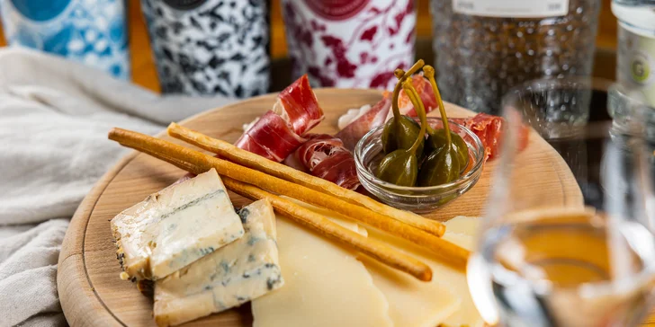 Chýbať nebude ani občerstvenie v podobe mediteránskeho taniera so zahraničnými syrmi, olivami, prosciuttom a výberom čokolád