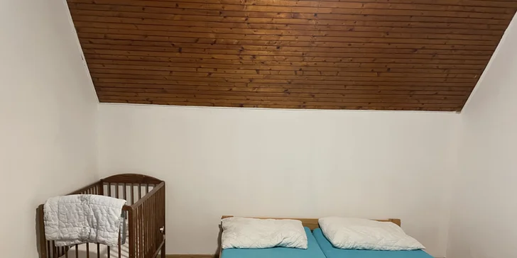 Vyspíte sa v 3 spálňach, každá má 4 lôžka.