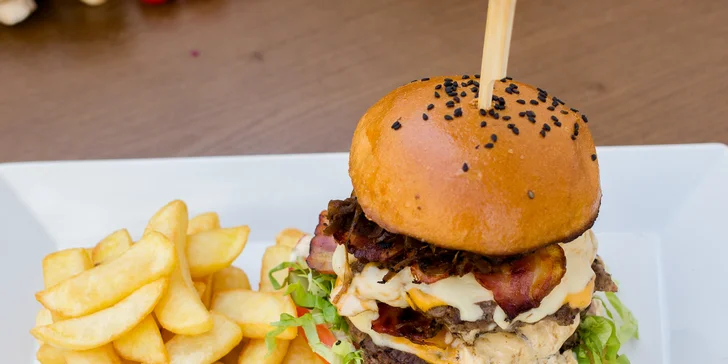 Burger je spojený dřevěným dřívkem, takže se jen tak nerozpadne. 