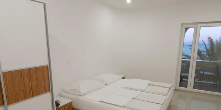  Každý apartmán má samostatnú terasu s výhľadom na more.