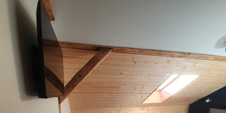 Na pokojích najdete také TV, rádio, telefon a pracovní stůl.