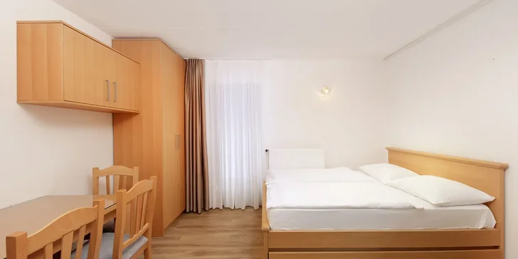 V bungalove nájdete manželskú posteľ, prístelku, kúpeľňu aj kuchyňu.