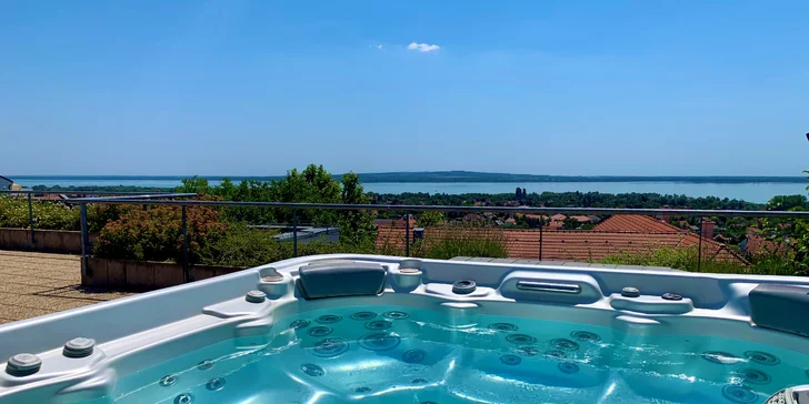 Skvelý relax ponúka vonkajšia i vnútorná vírivka. 
