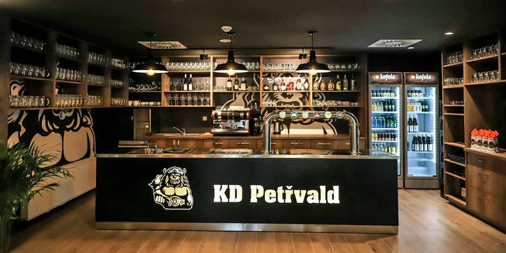 Posedět si můžete uvnitř i venku a pokud přijedete autem, snadno zaparkujete u restaurace. 