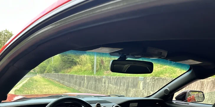 Mustang má celou řadu vylepšení – upravené výfuky od značky Akrapovič, upravenou řídící jednotku na zvýšení výkonu, speciální vrtané brzdy, motor V6 o objemu 3,7 l a výkon 350 koní.