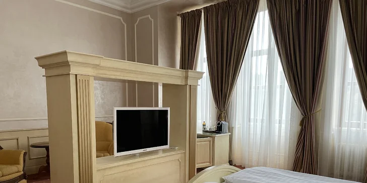 Pokoje Deluxe jsou zařízené v elegantním zámeckém stylu s moderními akcenty.