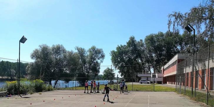 Vybrat si můžete tábor zaměřený na inline bruslení, který se koná na Černém mostě a na Ládví.