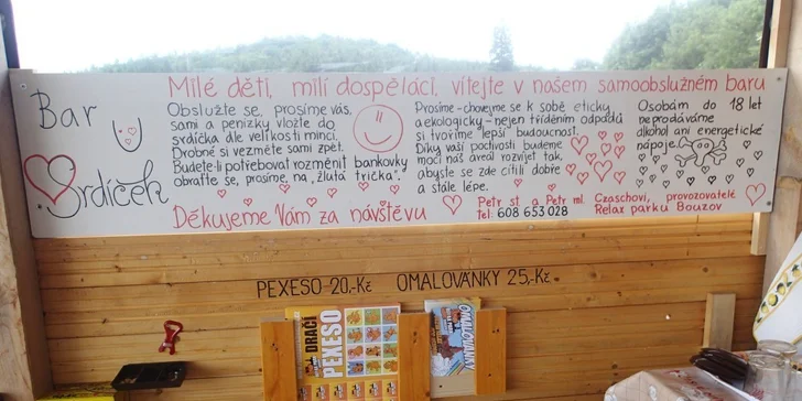 Občerstvit se můžete v samoobslužném baru "U srdíček" - uvaříte si kávu, čaj, nebo si vyberete z nabídky nápojů, sladkostí a slaností, zaplatíte sami do "srdíčka" (pokladničky) 