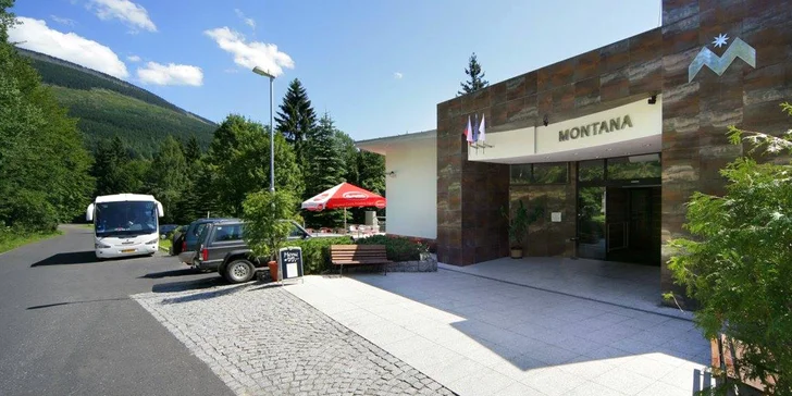 Z recepce to budete mít jen kousek k lanovkám na Medvědín, Hromovku a Svatý Petr.
