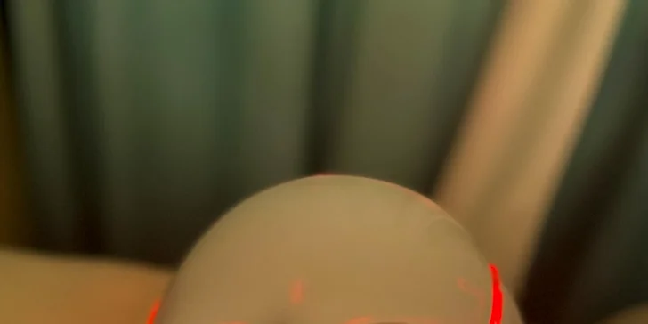 Procedura kombinuje jemné čištění, intenzivní LED světelnou meditaci a aplikaci prémiového séra.
