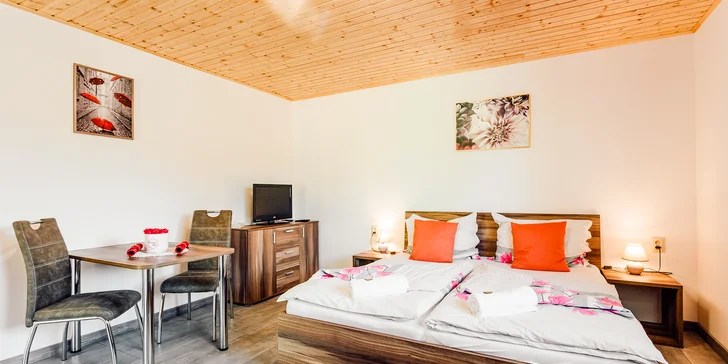 V závislosti od zvoleného variantu máte na výber ubytovanie v malom alebo priestrannejšom apartmáne, kde sa zmestia až 4 osoby. 