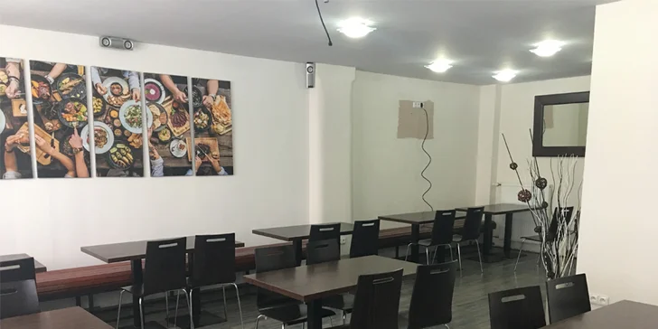Restauraci najdete takřka v centru – kousek od zastávky Centrál. 