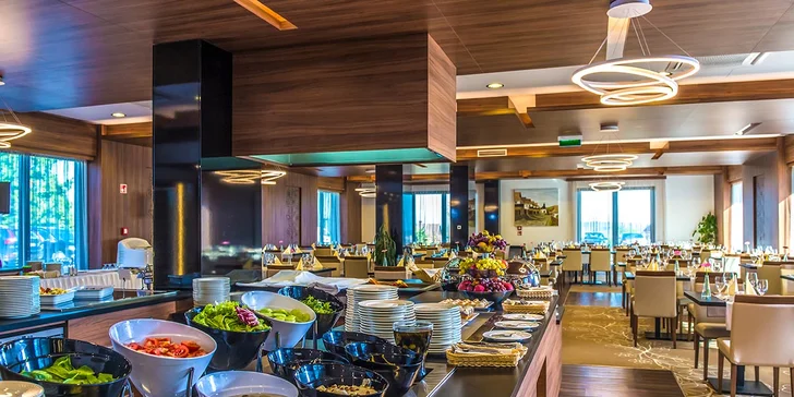 Kuchyňa hotela je známa svojimi gastronomickými špecialitami, ktoré uspokoja aj náročných gurmánov.

