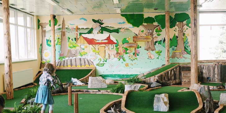 Mama blogerka s rodinou si minigolf pochvalovala.