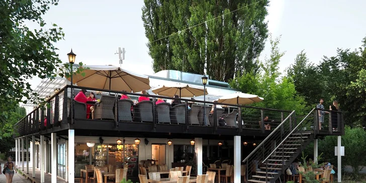 Je tu několik druhů občerstvení – burgery, pizzy, zmrzlina i česká klasika. 