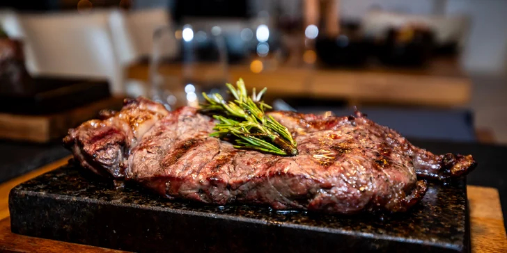 Váš steak najskôr starostlivo zreje v Dry Aged chladničke.