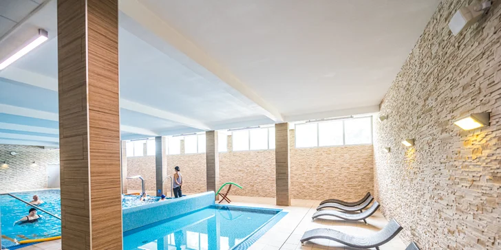 Těšte se na relax v bazénu, vířivce i saunách. 