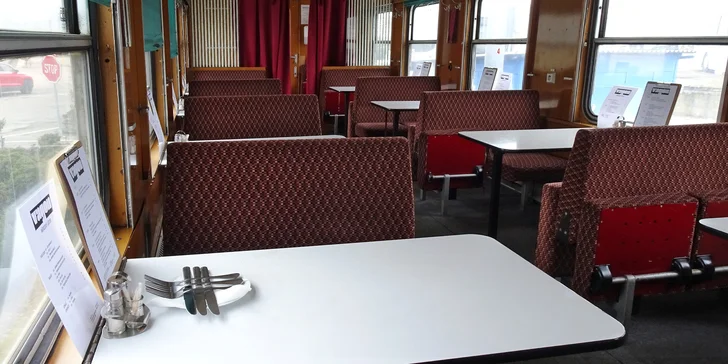 Skutečný renovovaný jídelní vůz se 48 místy k sezení, ve kterém je celá restaurace umístěná, už ale dneska nejezdí nikam…